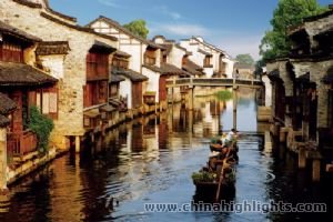 Wuzhen ancient town is completely encircled by two rivers - the Dong Shi and a smaller tributary, which meet at a T-junction. 